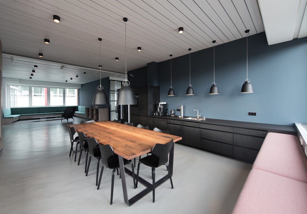 colleghi in ambiente di lavoro moderno